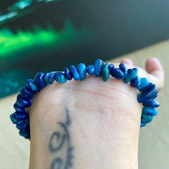 Blue coral chips & celtic knot coin charm bracelet - Picture 4 of 10